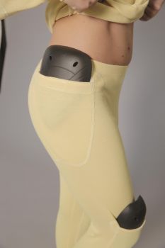 Dame in Long John Touring Plus als ACE-Edition inklusive Protektoren an Hüfte und Knie